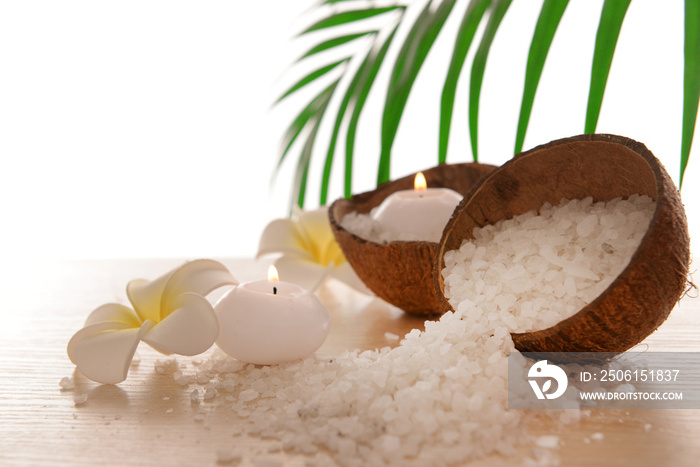 由鸡蛋、椰子和海盐蜡烛组成的水疗概念，在白色上隔离