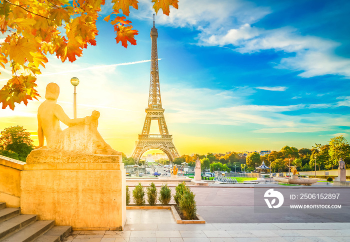 秋天日出时，法国巴黎Trocadero花园的埃菲尔铁塔，复古色调