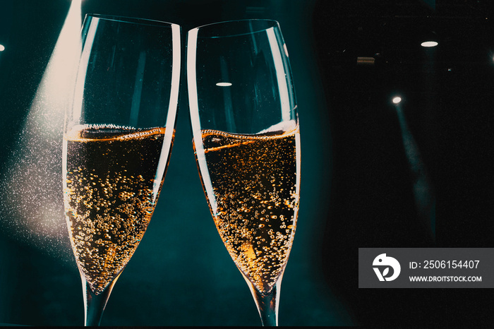 两杯香槟和节日灯光-新年庆祝活动