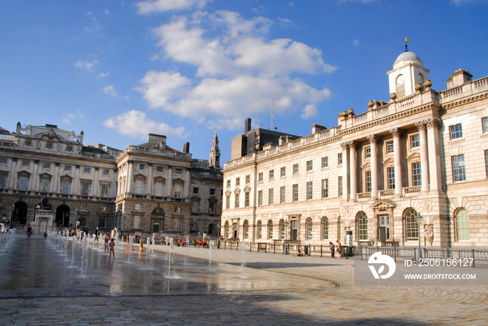 Somerset House（サマセット・ハウス）の賑わう噴水