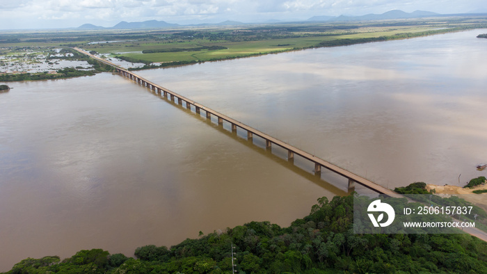 巴西罗赖马博阿维斯塔市Rio Branco河和大桥的无人机航拍图像