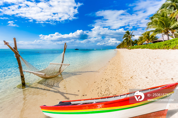 Barque de pêche et hamac sur plage paradisiaque du Morne, île Maurice