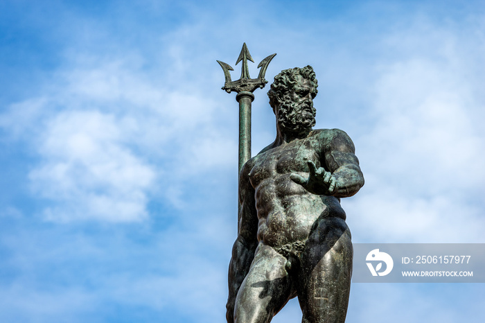 罗马神海王星（1566）铜像特写，博洛尼亚内图诺广场喷泉，