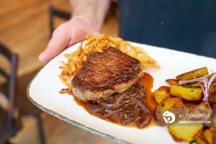 Zwiebelrostbraten Rinderfilet mit Röstzwiebeln und Bratkartoffel