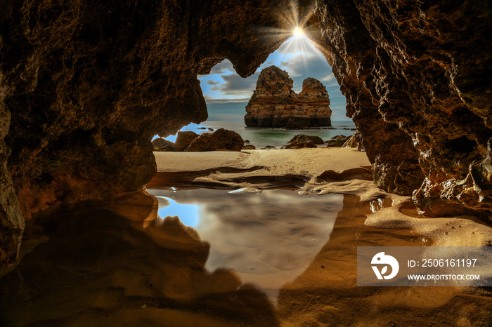 海岸之梦，拉各斯附近的葡萄牙阿尔加维。洞穴景观。旅行和度假概念。