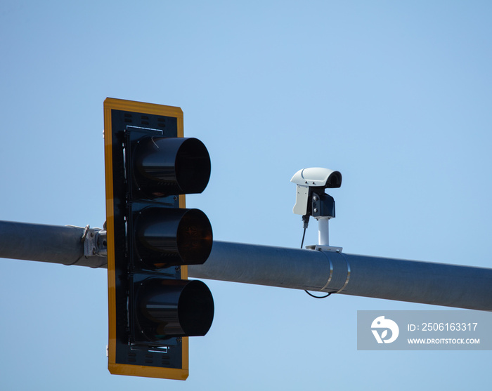 安全交通摄像头正在监视街道和道路