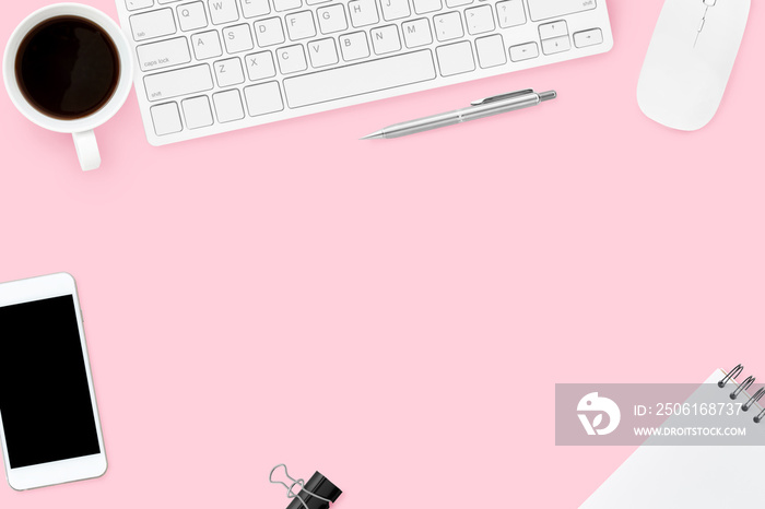 粉红色粉彩女士办公桌，配有电脑小工具、咖啡、智能手机和用品。俯视图
1824621334,驾驭福特