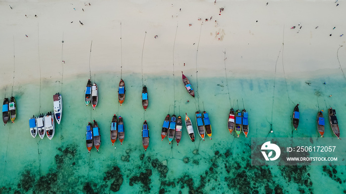 俯瞰拥有美丽大海和海滩的长尾船群，无人机俯视图，Koh Lipe