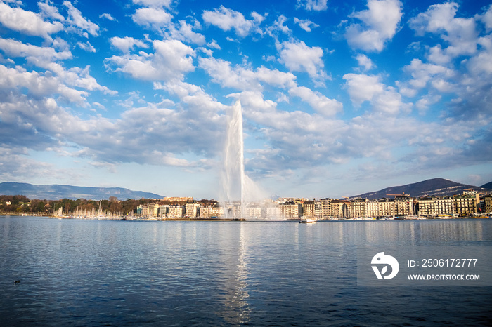 日内瓦的Jet dEau喷泉和港口图片。瑞士日内瓦。