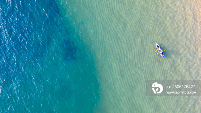 绿宝石蓝色海水和波浪泡沫环绕海洋的皮划艇鸟瞰图
