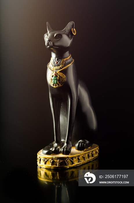 埃及黑色巴斯特猫倒影雕像