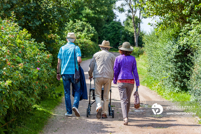 Familie unterwegs im Park