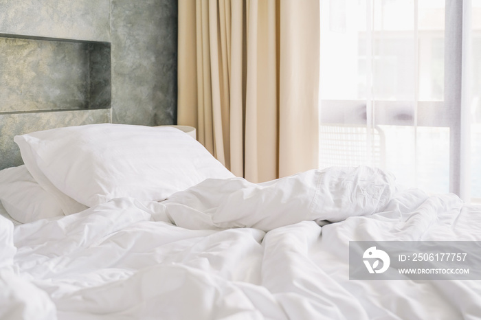 早上卧室床上的褶皱白色凌乱毯子