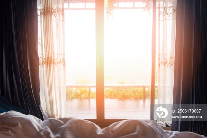 早上卧室床上的窗户可以看到大自然的青山和阳光——窗户玻璃带dra