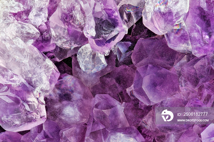 水晶石宏观矿物表面，紫色粗糙紫水晶石英晶体
