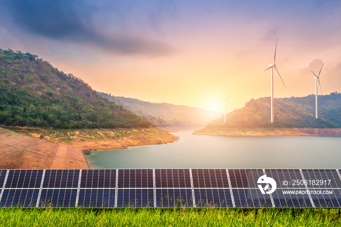 带风力涡轮机的太阳能电池板，可在水库和mountanis景观中观看