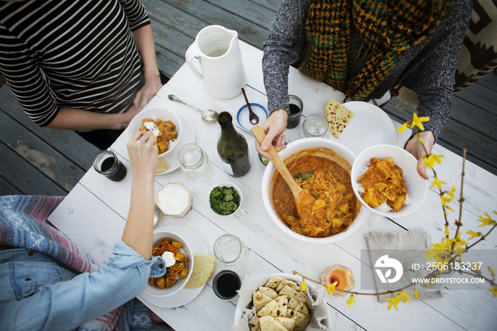 妇女在户外餐桌上用餐的俯视图