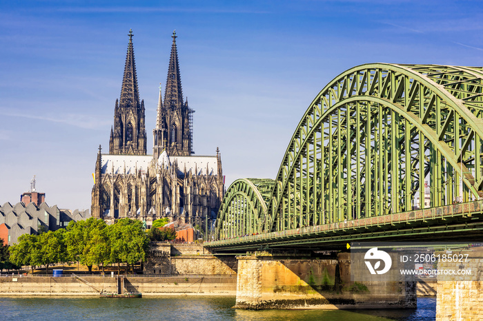 Köln mit Rhein und Kölner Dom an einem schönen Sommertag