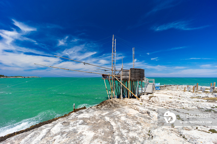 意大利福贾NP Gargano Vieste附近的钓鱼塔