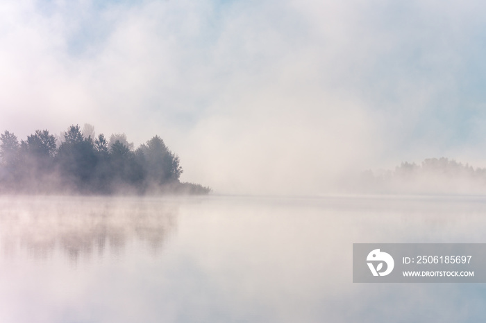 美丽的雾蒙蒙的早晨。雾蒙蒙的湖岸。秋天湖水上有雾。
