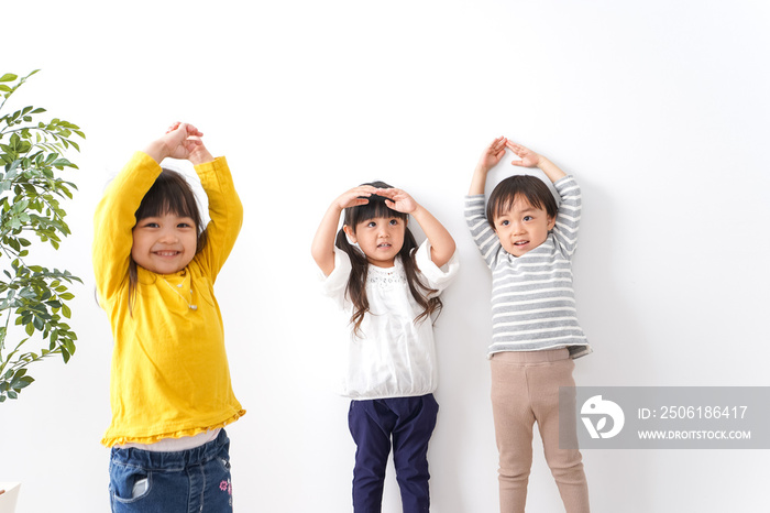 笑顔で遊ぶ子ども