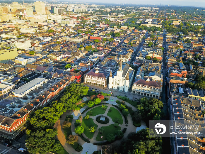 杰克逊广场与圣路易斯大教堂的鸟瞰图，环绕着现存的历史建筑