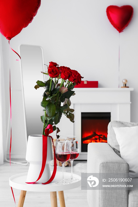 客厅为情人节装饰的桌子上放着漂亮的花瓶和葡萄酒