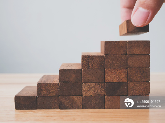 手工排列木块堆叠作为阶梯。商业成长成功的阶梯职业道路概念