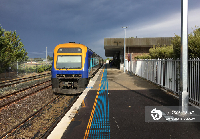 Zug nach Sydney im Bahnhof von Canberra, Australien