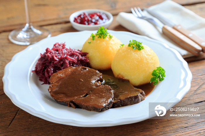 Wildschweinbraten mit Kartoffelknödeln