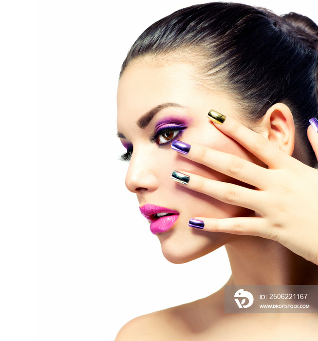 美容化妆。紫色的化妆品和鲜艳的指甲