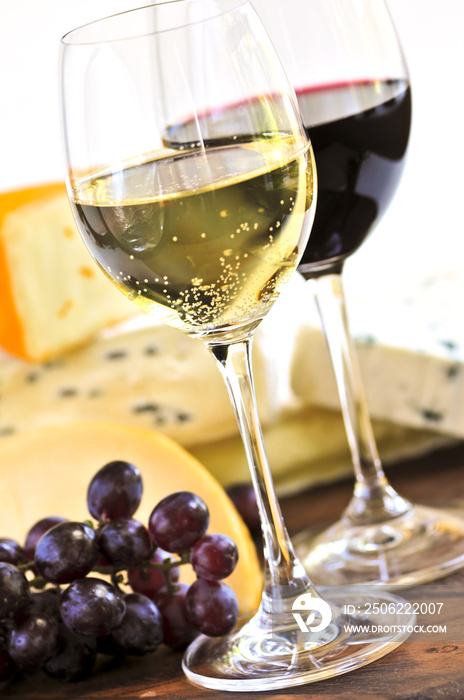 盛有红、白葡萄酒和各种奶酪的酒杯