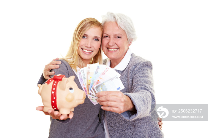 Oma und Enkelin halten Geld und Sparschwein