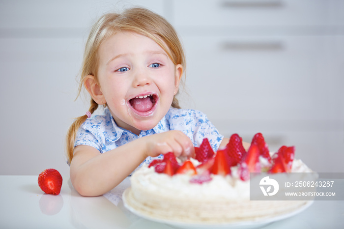 善良的feiert Geburtstag mit Erdbeerkuchen