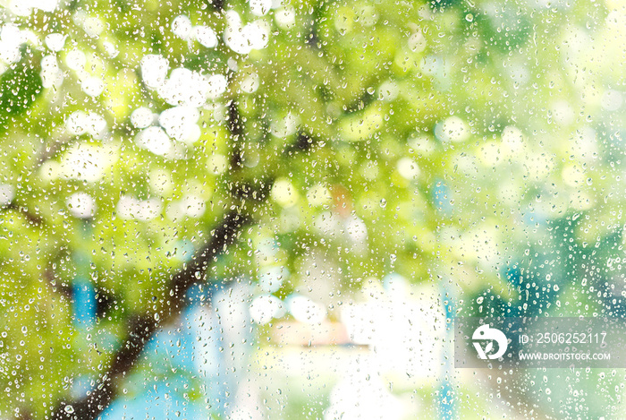 夏雨过后，家里的窗户上有雨滴