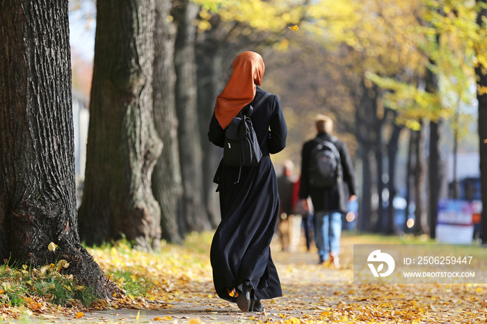 junge Muslima im Herbst