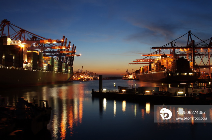 Containerhafen bei Nacht