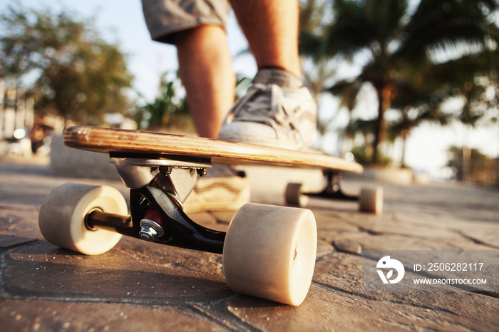 男人和longboard在散步