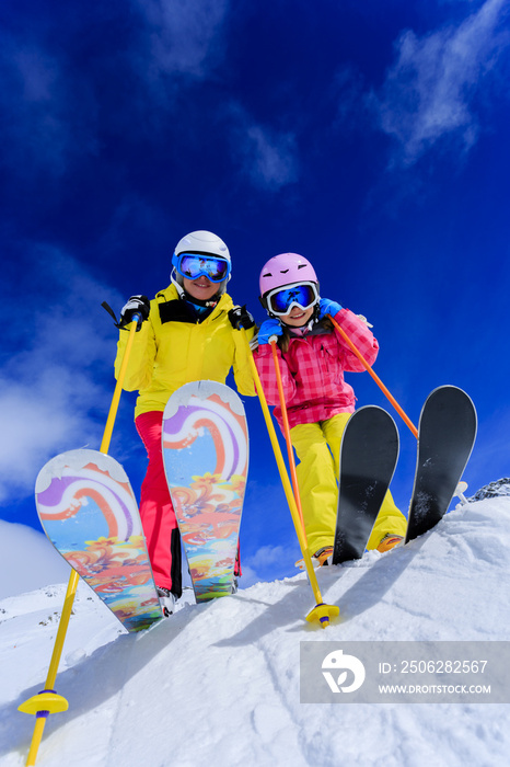 滑雪和娱乐-滑雪者享受滑雪假期