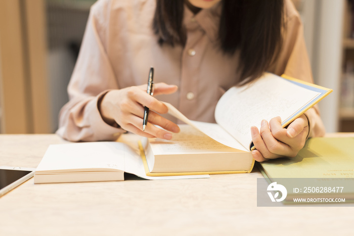 在图书馆学习的女大学生