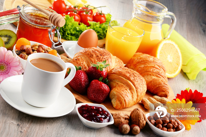 早餐包括羊角面包，咖啡，水果，橙汁
