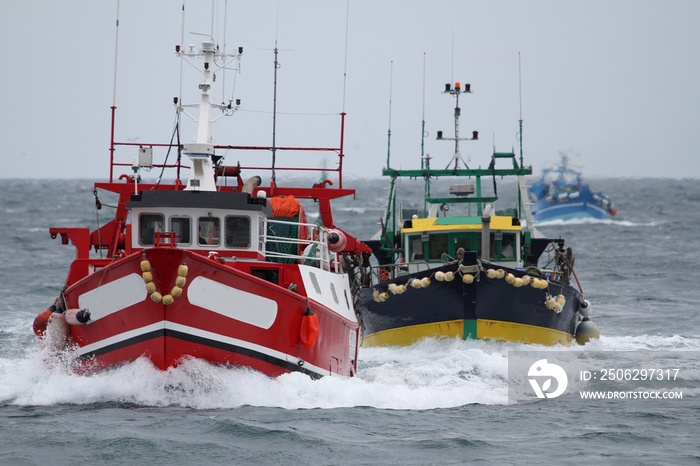 chalutier en haute mer