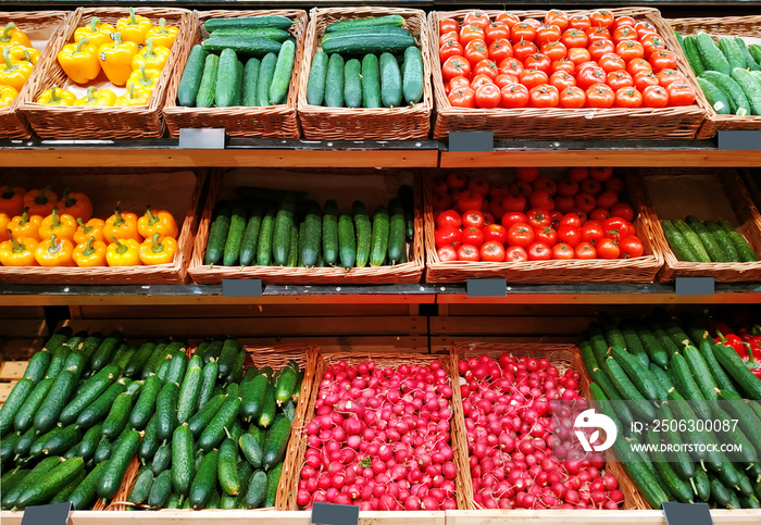 超市货架上新鲜成熟的水果和蔬菜