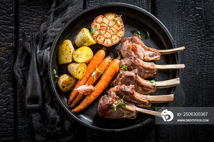 Grilled ribs of lamb with herbs and garlic