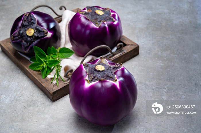 新鲜成熟的西西里紫色地球茄蔬菜准备烹饪