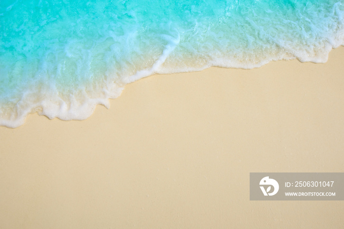 背景是马尔代夫海滩上蓝色海洋的柔和波浪。