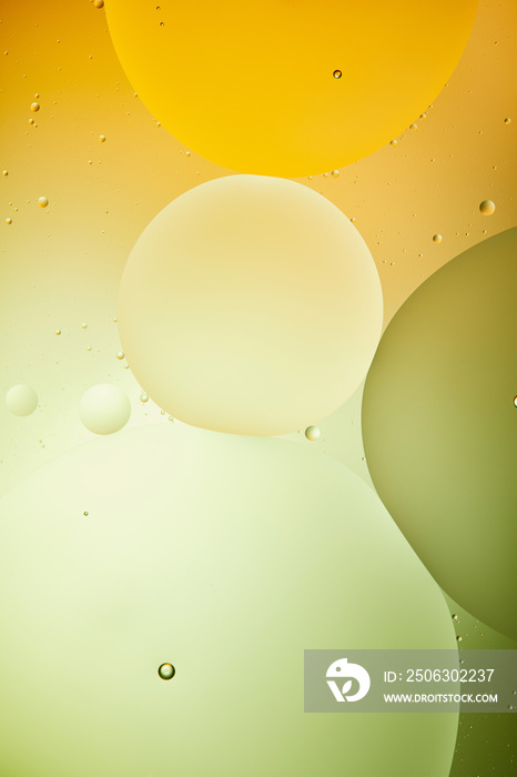 美丽的绿色和橙色抽象背景，由水和油混合而成