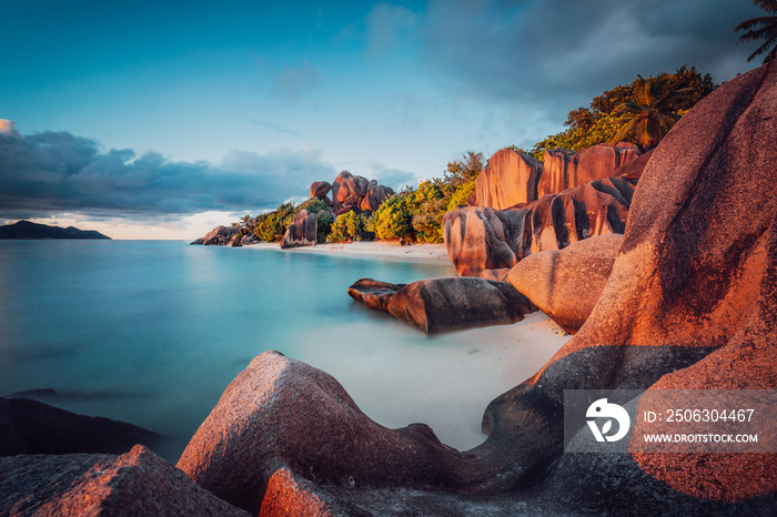 独特形状的花岗岩巨石和La Digue岛Anse Source dArgent海滩壮观的日落，