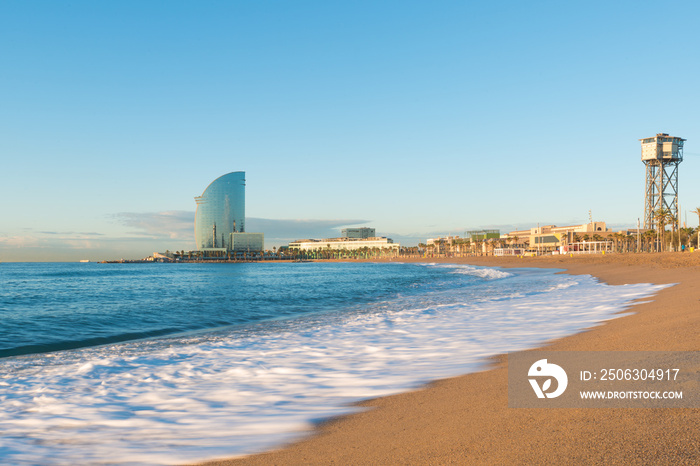 巴塞罗那的巴塞罗那海滩，日出时天空色彩斑斓。海滨，海滩，西班牙海岸。郊区