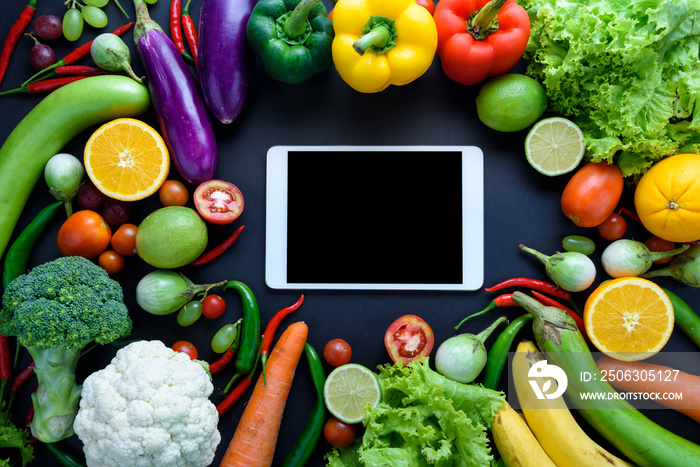 新鲜有机蔬菜和木制桌子背景的健康食品概念。配料俯视图